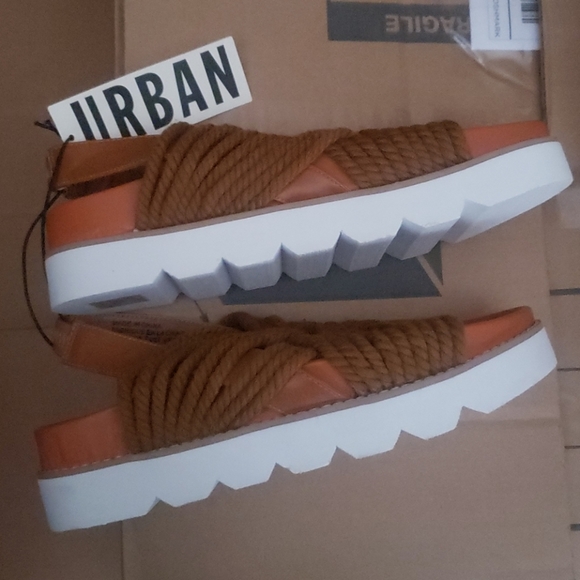 Tan sandals - Picture 2 of 3